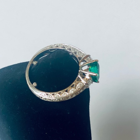 Orianne….Natural diamonds and natural emerald ring on 14ct white gold - Picture 6 of 13